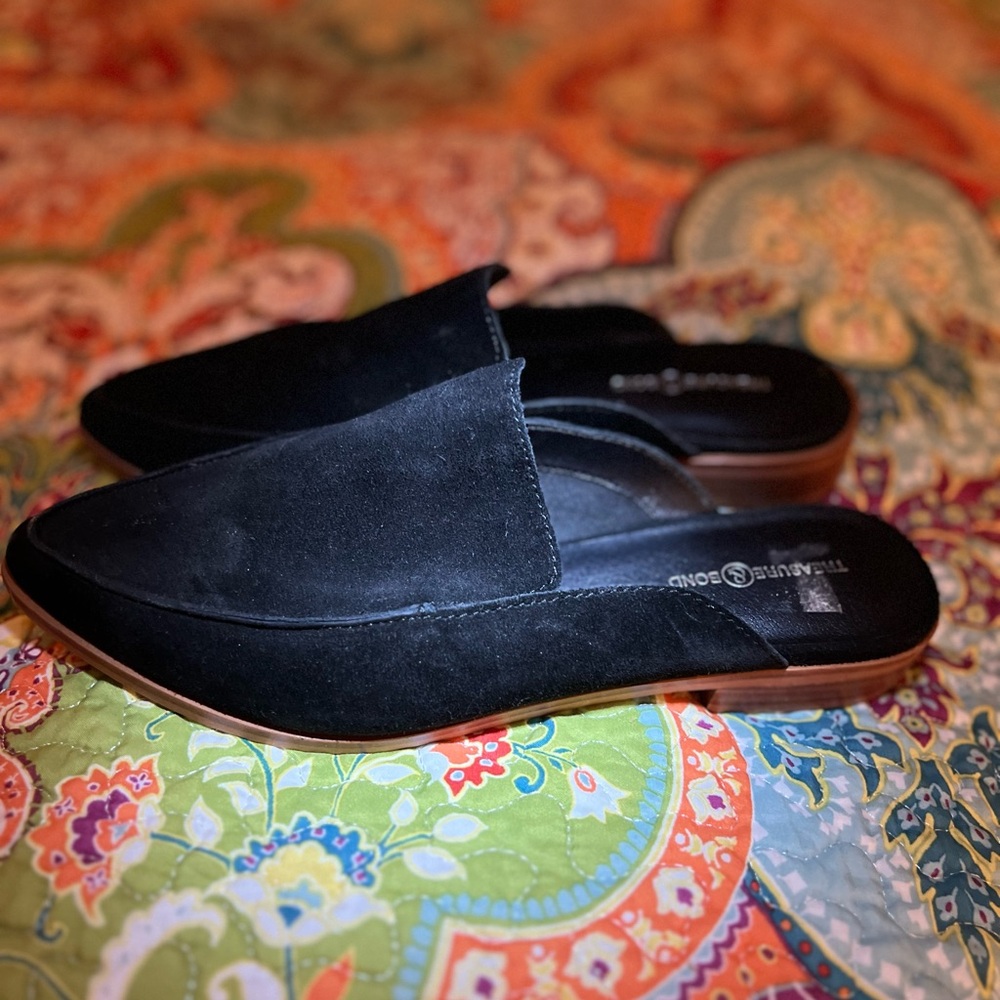 Treasure & Bond Black Mules & Clogs with Suede Material and Slip-On Design